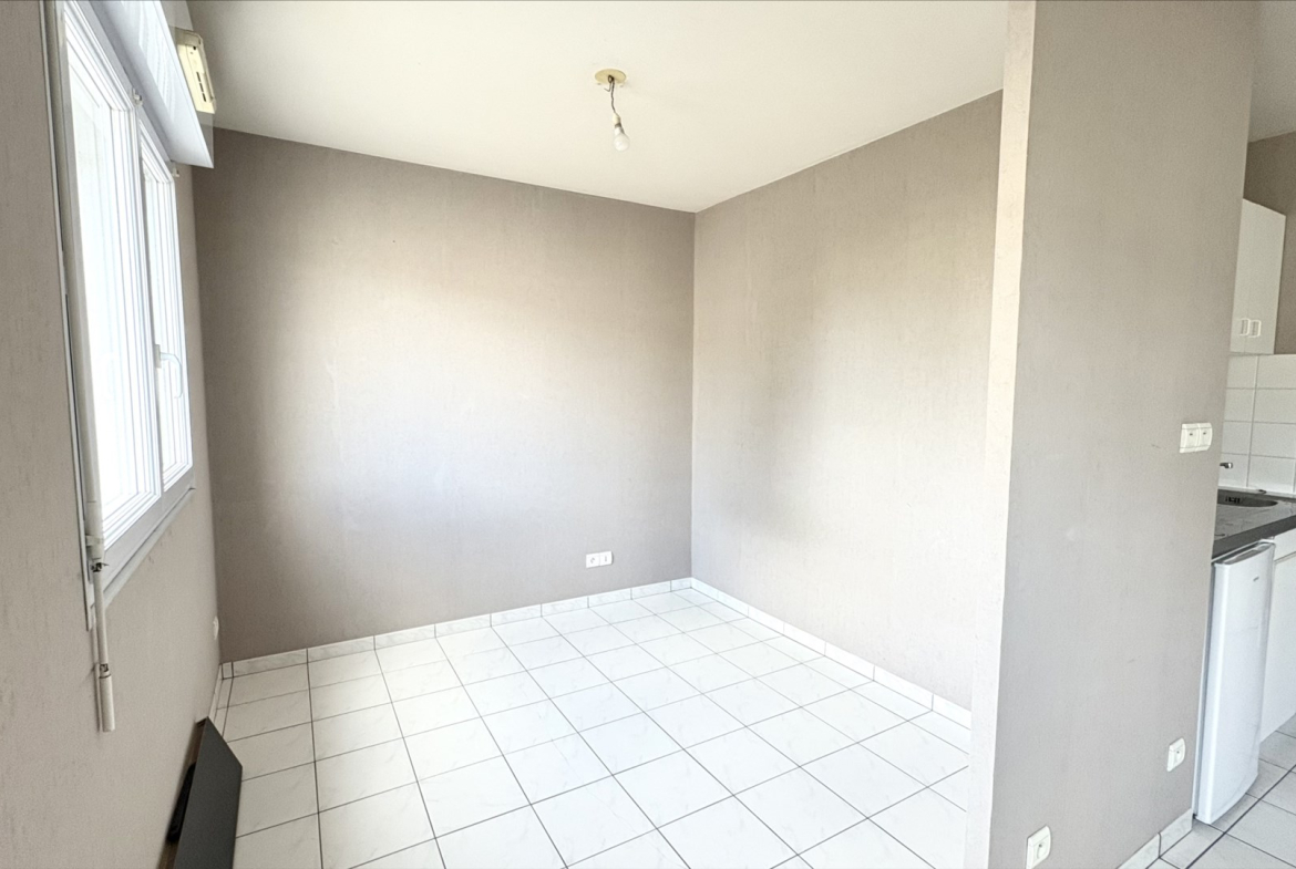 A LOUER – Grand studio 35m² – Madeleine/Angers