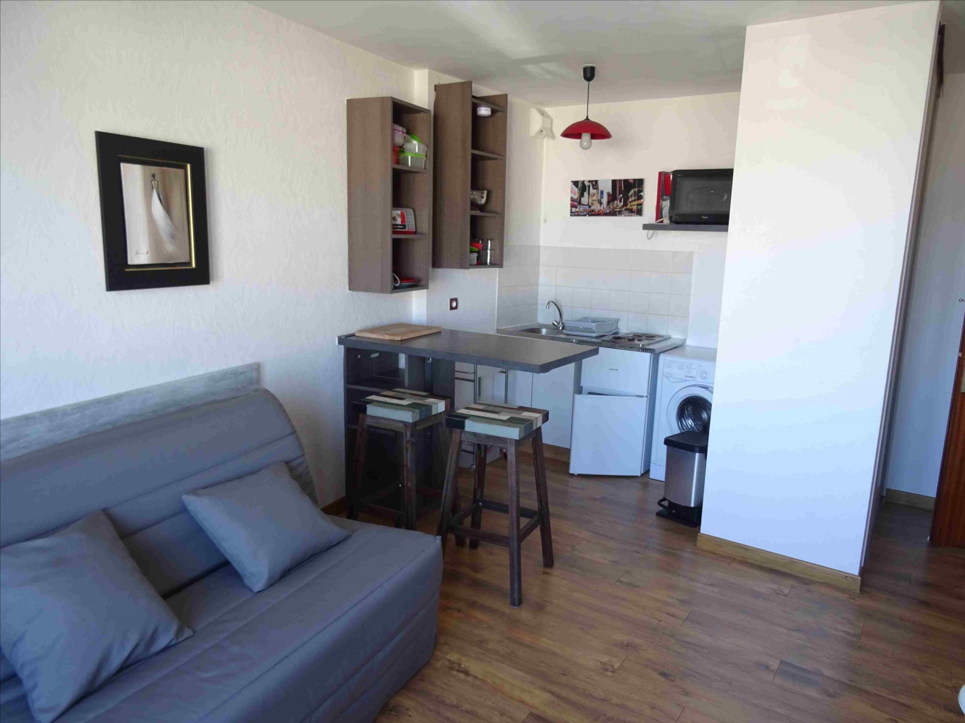 A LOUER – STUDIO MEUBLE AVEC PARKING – MADELEINE