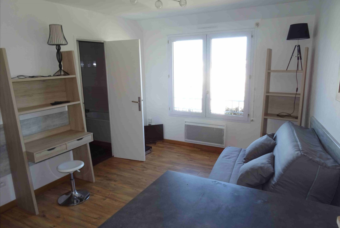 A LOUER – STUDIO MEUBLE AVEC PARKING – MADELEINE