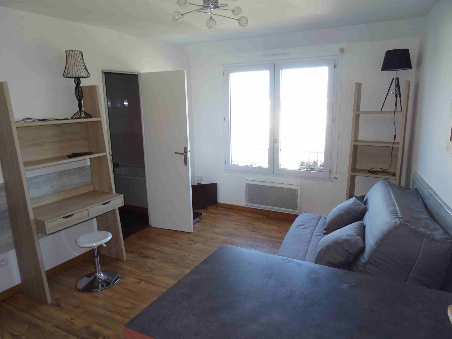 A LOUER – STUDIO MEUBLE AVEC PARKING – MADELEINE