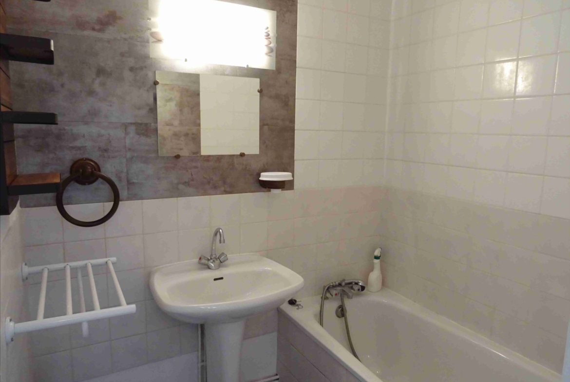 A LOUER – STUDIO MEUBLE AVEC PARKING – MADELEINE