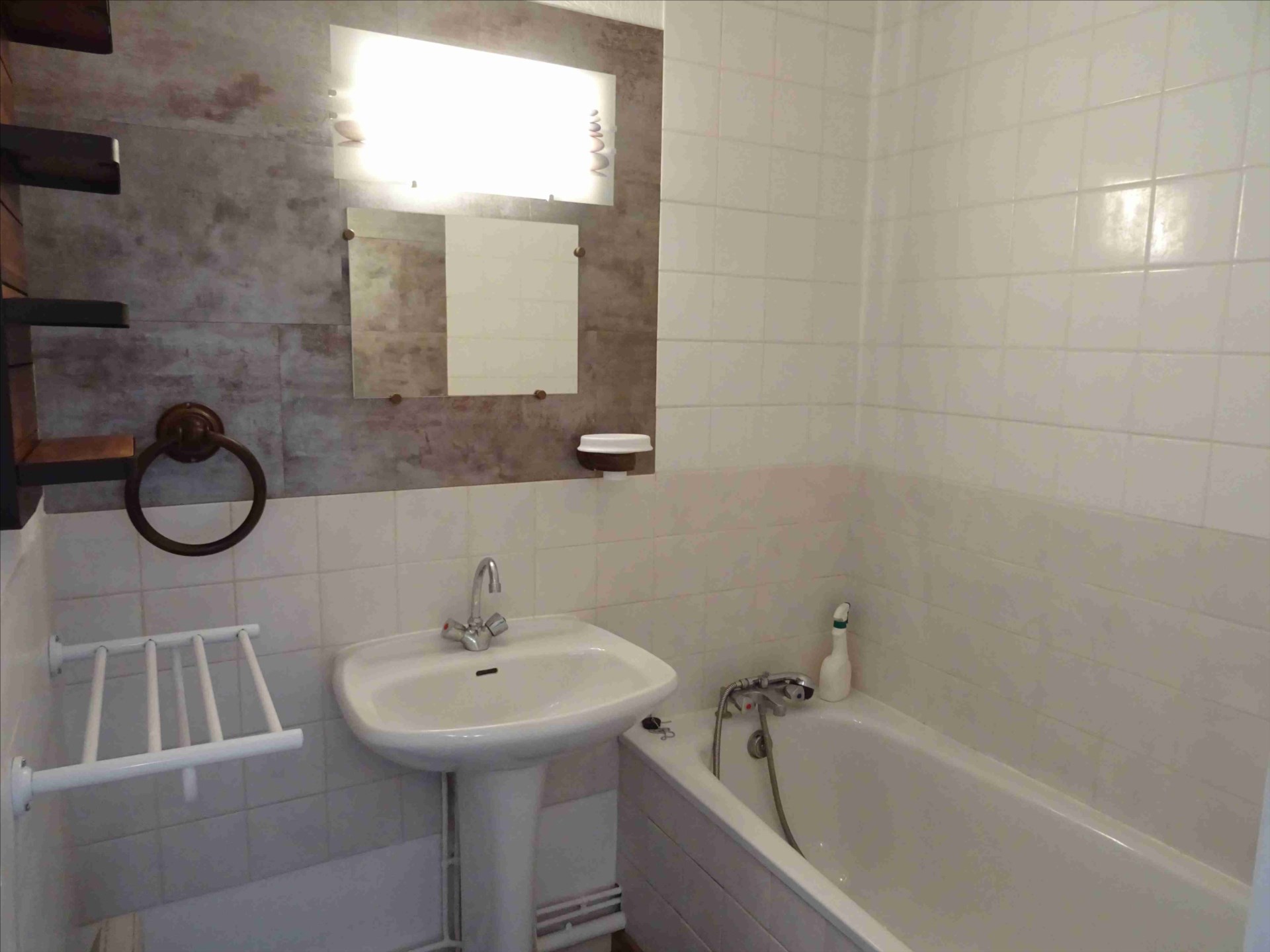 A LOUER – STUDIO MEUBLE AVEC PARKING – MADELEINE