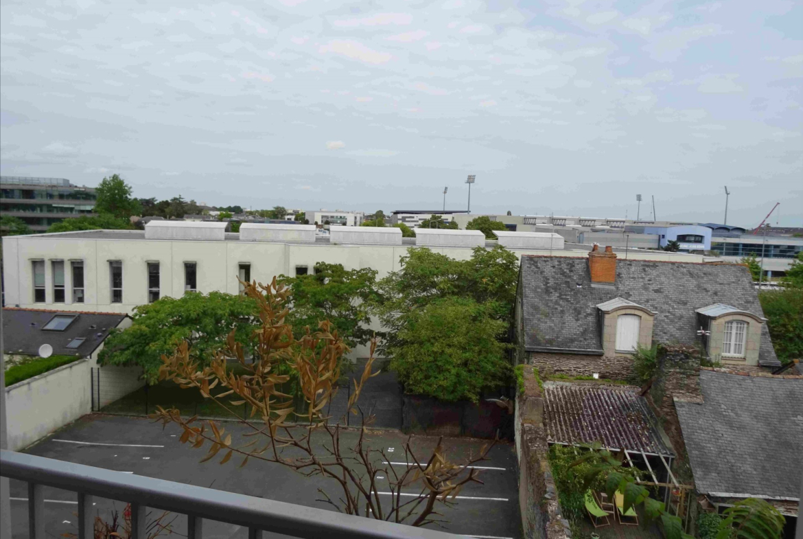A LOUER – STUDIO MEUBLE AVEC PARKING – MADELEINE