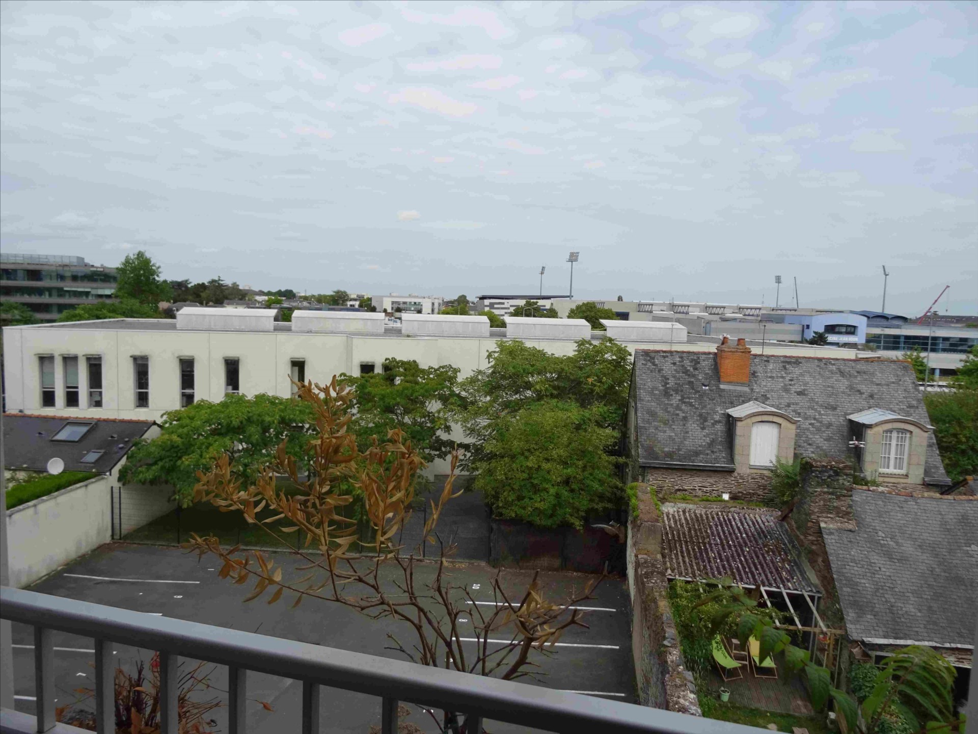 A LOUER – STUDIO MEUBLE AVEC PARKING – MADELEINE